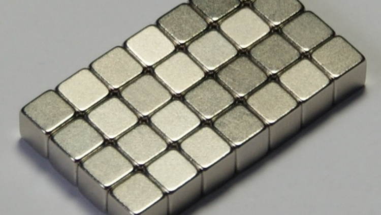 Kegunaan magnet neodymium sering diaplikasikan pada elektronik, sumber : wikipedia