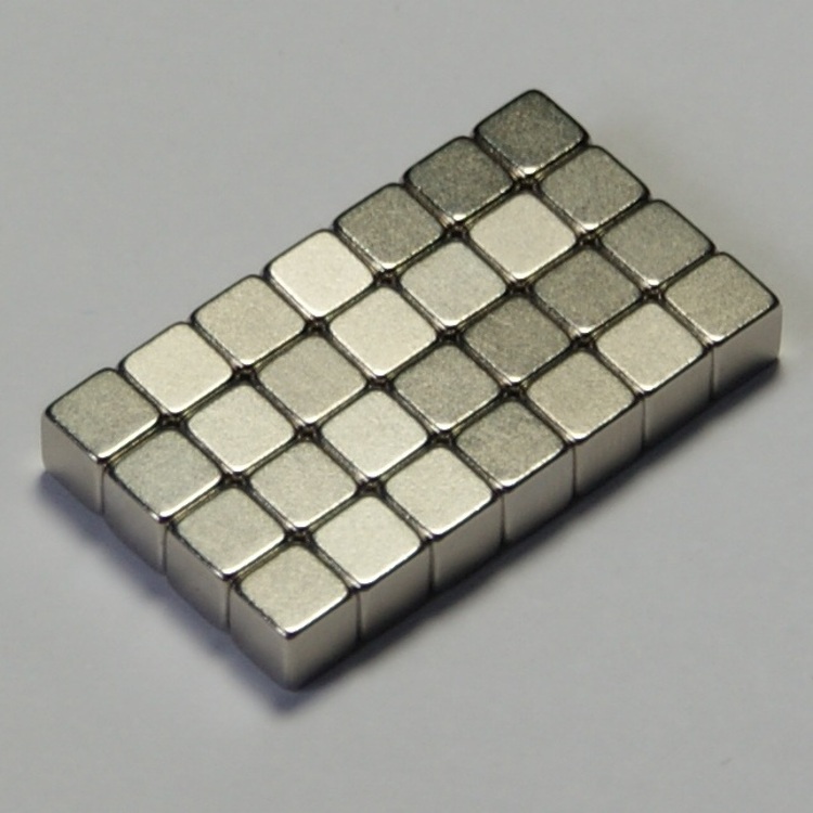 Kegunaan magnet neodymium sering diaplikasikan pada elektronik, sumber : wikipedia